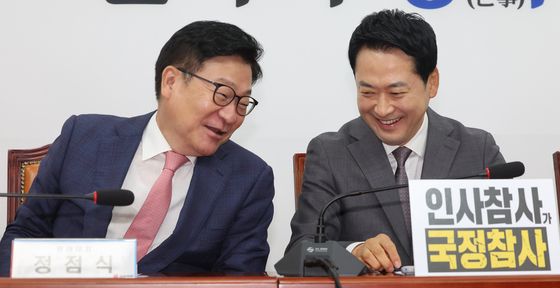 웃으며 대화 하는 장동혁·정점식