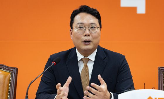 취재진 질문 답하는 천하람 개혁신당 당대표 권한대행