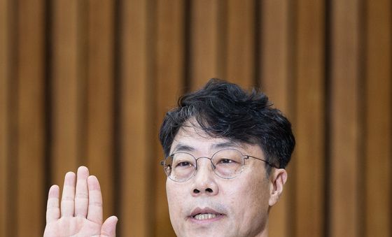 인사청문회 출석해 선서하는 김성수 대법관 후보자