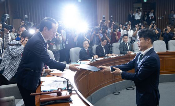 인사청문회 선서문 전달하는 김성수 대법관 후보자