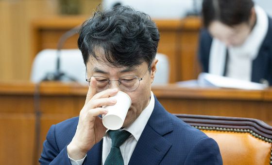 물 마시는 김성수 대법관 후보자