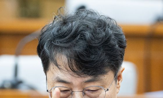 청문회 출석해 물 마시는 김성수 대법관 후보자