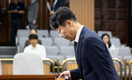 인사하는 김성수 대법관 후보자