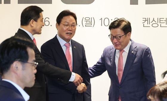 인사하는 정점식·박완수