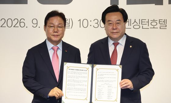 경남 미래성장 대정부 촉구 성명서 든 박완수·박상웅