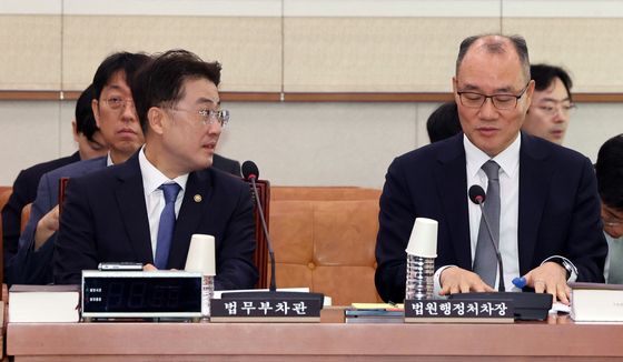 대화 나누는 이진수·기우종
