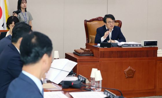 회의 주재하는 김의겸 소위원장