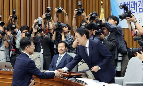 선서문 전달하는 김성수 후보자