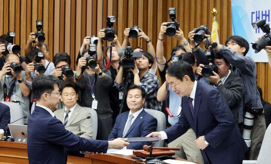 선서문 전달하는 김성수 후보자