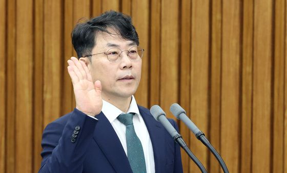 선서하는 김성수 후보자