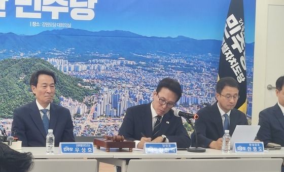 회의 자료 살피는 김민석 대표