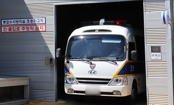파주 냉동창고 살인 피의자 호송 차량, 검찰 송치