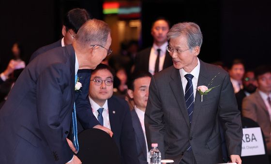 반기문 전 유엔 사무총장과 인사 나누는 조희대 대법원장
