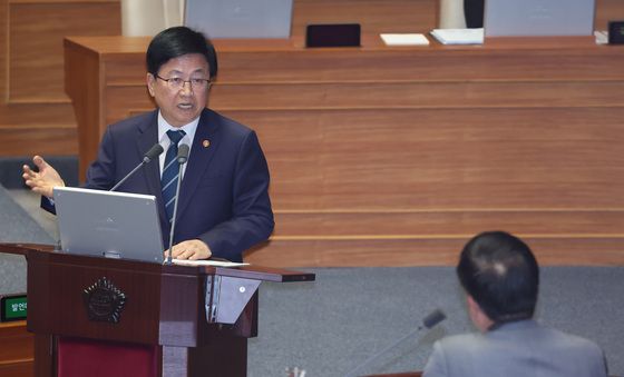 수시 원서접수 먹통 관련 답변하는 최교진 장관