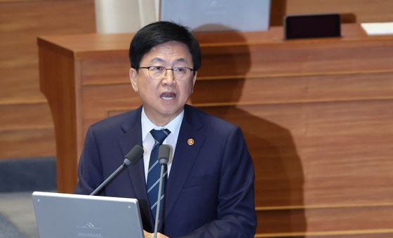 답변하는 최교진 교육부 장관