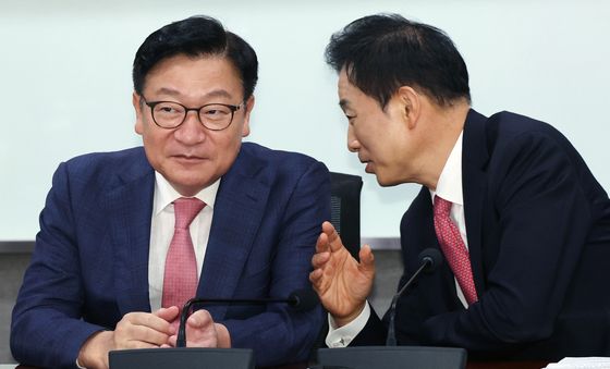 유영하 의원과 대화 나누는 정점식 원내대표