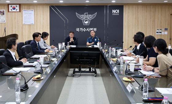 경찰 개혁위원회 위원들과 대화 나누는 김종철 청장 대행