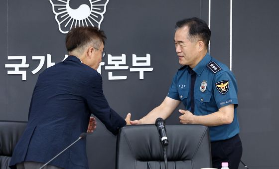 경찰 수사 개혁위원장과 악수하는 김종철 청장 직무대행