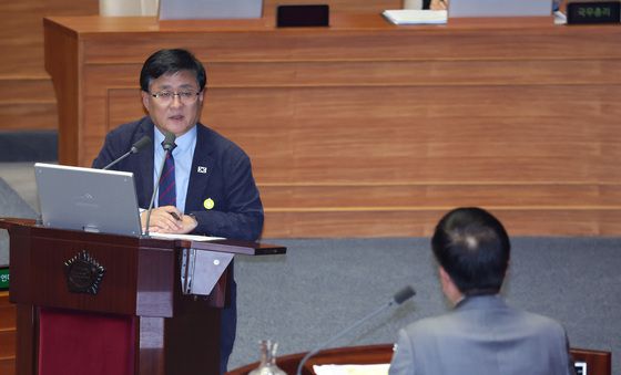 답변하는 김성환 장관