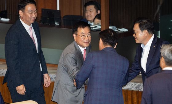 정점식 원내대표와 인사 나누는 서범수 의원