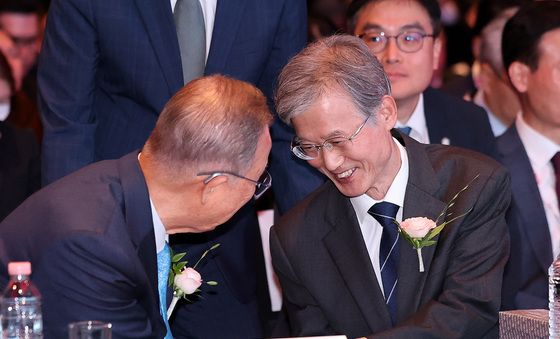 반기문 전 유엔 사무총장과 반갑게 인사하는 조희대 대법원장