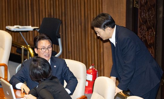 대화 나누는 민주당 지도부
