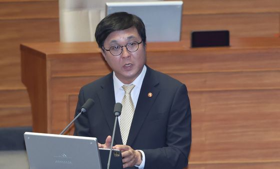 교육·사회·문화에 관한 질문 답변하는 최휘영 장관