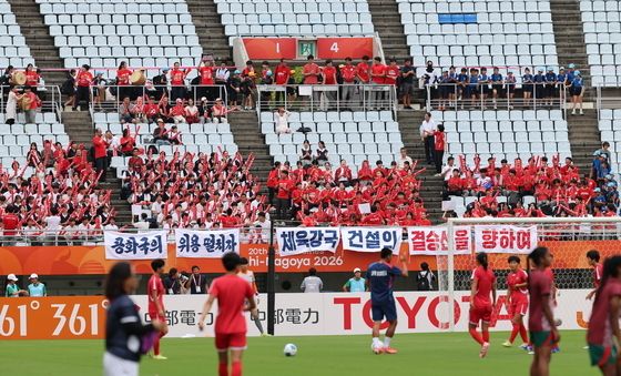 방글라데시전 앞두고 응원하는 北 응원단