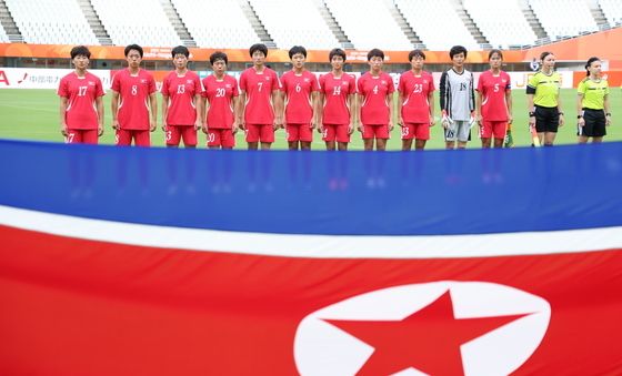 '방글라데시전' 국가 부르는 北 여자축구 선수들
