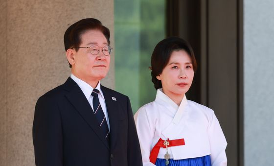우즈베키스탄 대통령 영접 기다리는 이재명 대통령