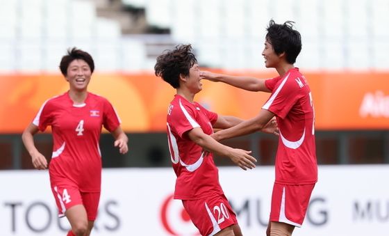 골 기뻐하는 北 여자축구 대표팀