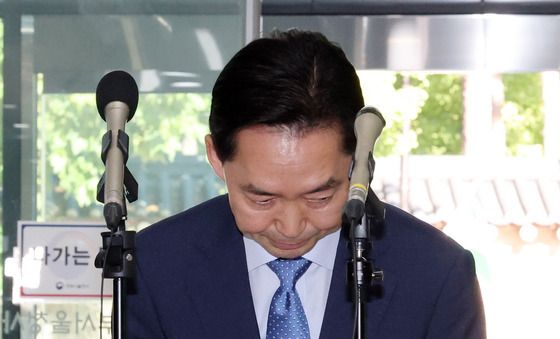 입장 발표 전 인사하는 김지용 후보자