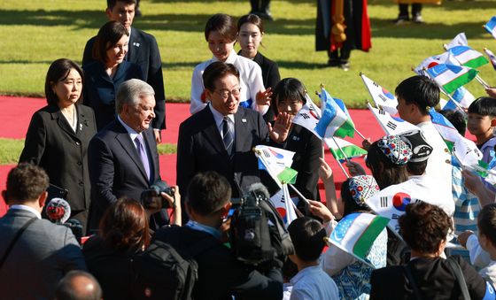 어린이 환영단과 인사하는 한-우즈벡 정상