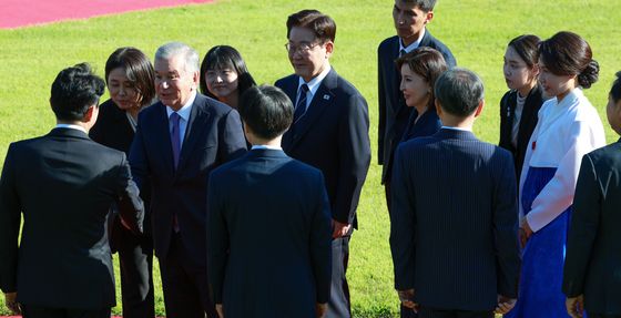 우리측 인사들과 인사하는 샤브카트 미르지요예프 우즈베키스탄 대통령