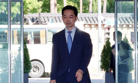 청문회 준비 사무실 들어서는 김지용 후보자