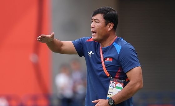 북한 여자 축구 박성진 감독 '작전 지시'