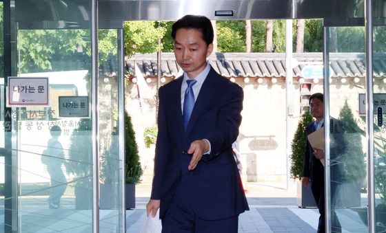 청문회 준비 사무실 들어서는 김지용 중수청장 후보자
