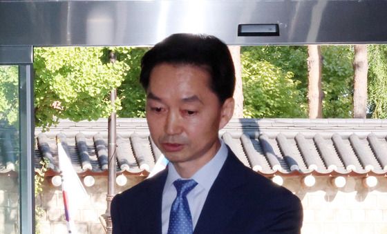입장 발표 위해 청문회 준비 사무실 들어서는 김지용 후보자