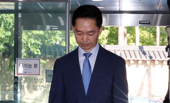 굳은표정으로 입장하는 김지용 후보자