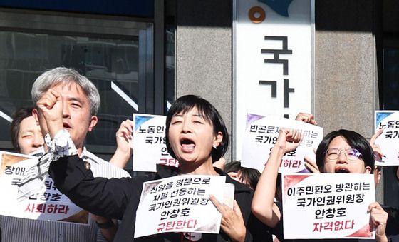 시민단체 '안창호 위원장 사퇴하라'