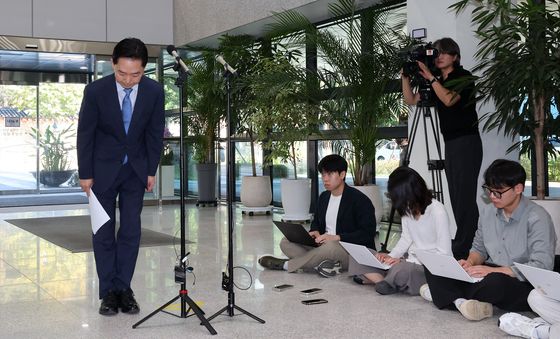 입장 발표 마치고 인사하는 김지용 후보자