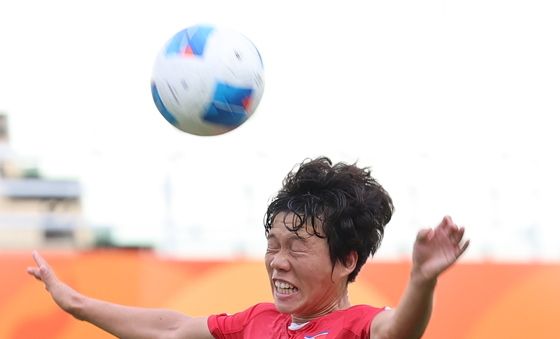 머리로 공 받는 채은영