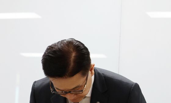 고개 숙인 이기정 한국대학교육협의회 회장