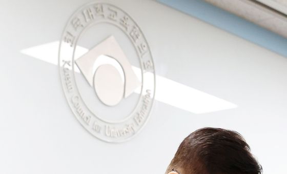 고개 숙인 이기정 대교헙 회장