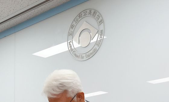 고개 숙여 사과하는 성윤석 대표