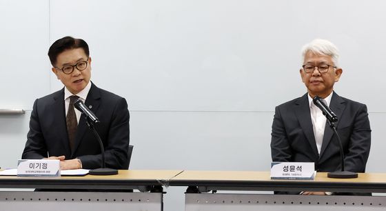 수시 원서 접수 시스템 장애 발생에 사과하는 이기정 대교협 회장