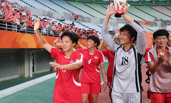 방글라데시 10-0 완파한 북한, 응원단 향해 인사