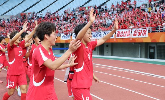 10-0 대승 거둔 북한 여자축구, 응원단 향해 인사