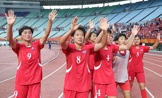 북한 여자축구 첫 경기 10-0 대승, 기뻐하는 선수들