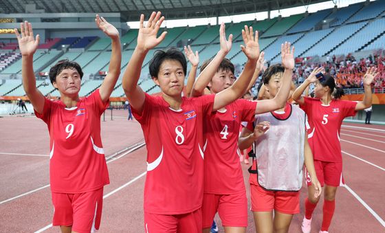 손 흔드는 북한 여자축구 선수들